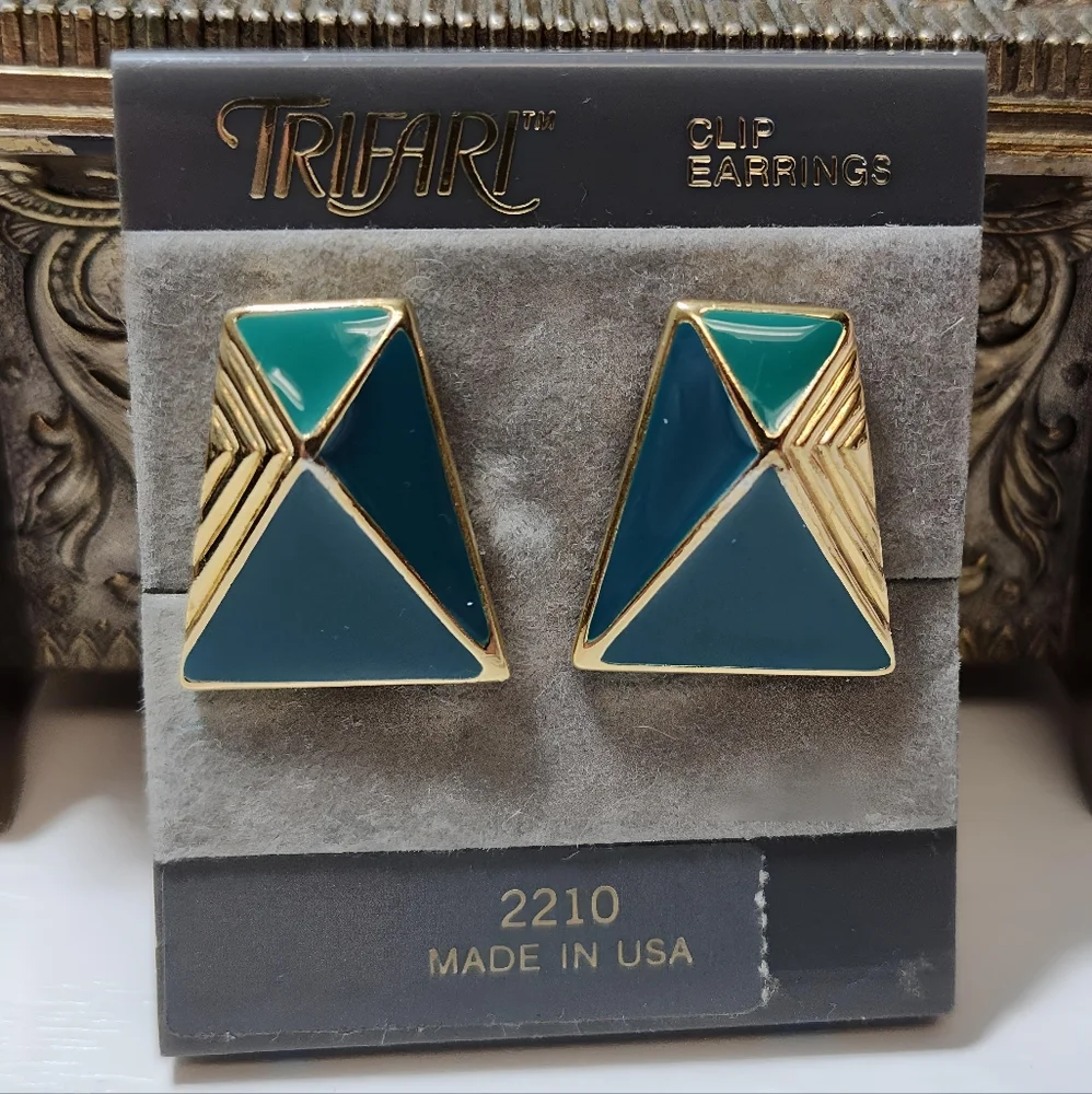 Trifari Green Enamel Geometric Gold Tone Clip on Earrings 80's 90' Vintage NOS